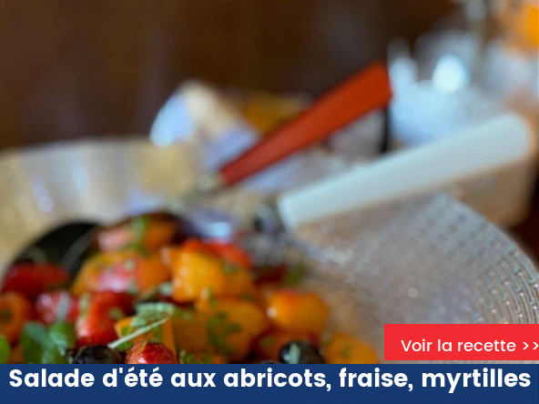 Salade d'été aux abricots, fraise, myrtilles à l'huile d'olive et basilic